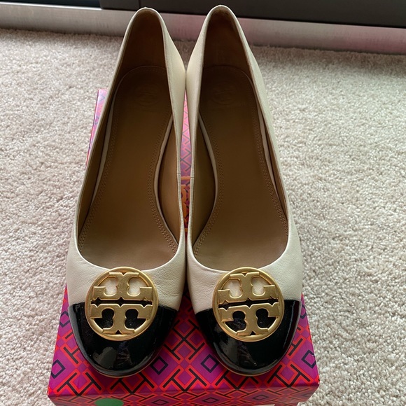 tory burch chelsea cap toe pump